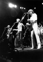 RED081205BEEGEES05_021